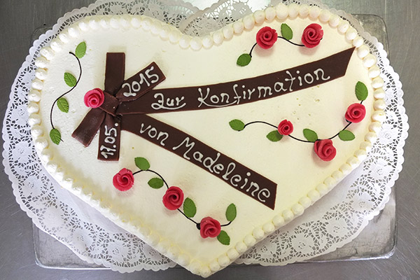 Sahnetorte mit Dekoration und Handlettering nach Kundenwunsch