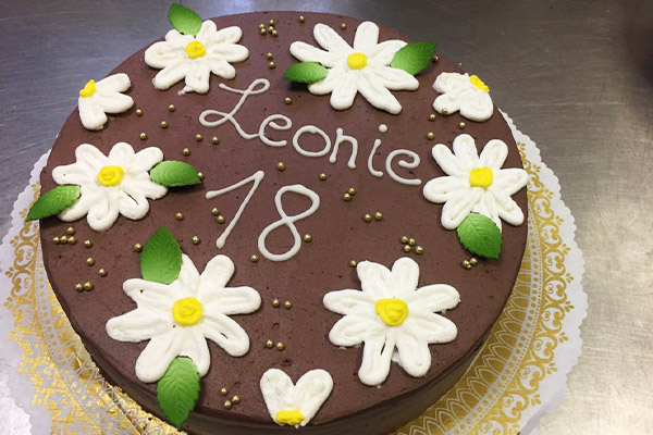 Fondanttorte mit Dekoration zum 18. Geburtstag