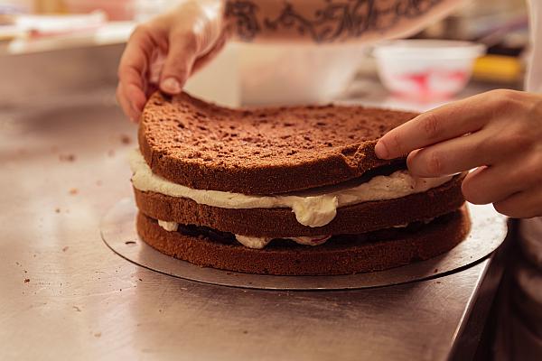 Eine Schwarzwälder Kirschtorte entsteht