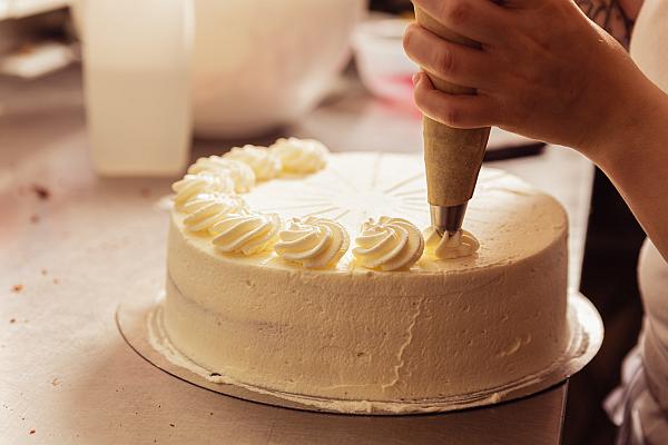 Eine Schwarzwälder Kirschtorte entsteht