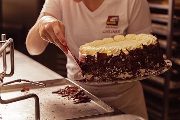 Eine Schwarzwälder Kirschtorte entsteht