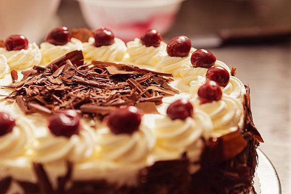 Eine Schwarzwälder Kirschtorte entsteht